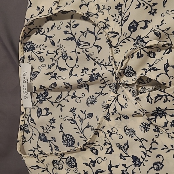 Navy Floral on Cream Blouse 2X - Picture 2 of 4